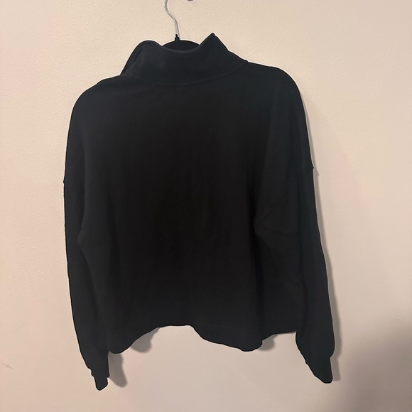 Old Navy Women's Cropped Black Pullover Sweatshirt - Picture 2 of 3